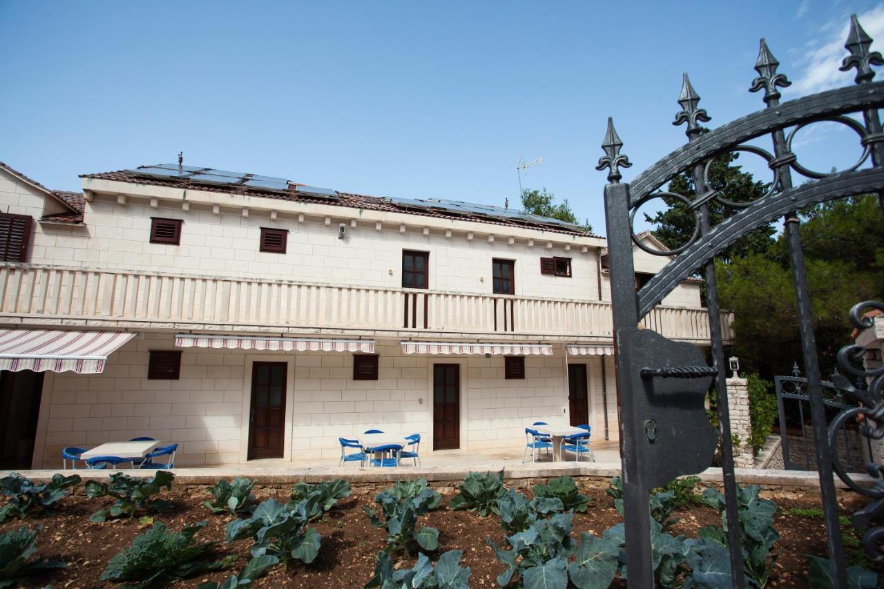 White House In The Forest Pucisca Exterior foto